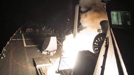 Un missile Tomahawk est tiré depuis le destroyer USS Porter de la marine américaine, en mer Méditerranée, le 7 avril 2017.  (? REUTERS PHOTOGRAPHER / REUTER / DIGITAL)