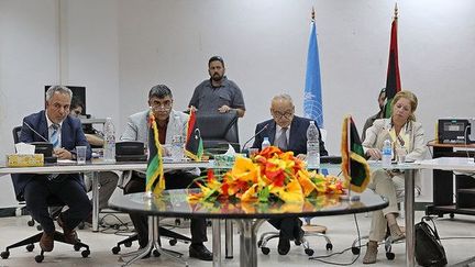 Le représentant spécial du secrétaire général de l'ONU pour la Libye, Ghassan Salamé, au centre, et la représentante spéciale adjointe, Stéphanie Williams, à droite, lors des pourparlers avec les groupes armés libyens, le 4 septembre 2018 à Al Zawiya. (PHOTO UNSMIL (Mission de l&#039;ONU en Libye) via FLICKR)