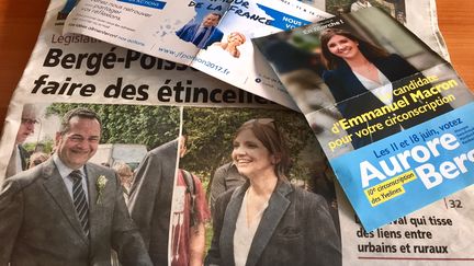 Aurore Bergé, élue LR à Magny, a été investie par La République en marche dans la 10e circonscription des Yvelines, actuellement détenue par le président du Parti chrétien-démocrate Jean-Frédéric Poisson. Ci-contre le tracts de campagne des deux candidats. (MATTHIEU GORISSE-MONDOLONI / RADIO FRANCE)