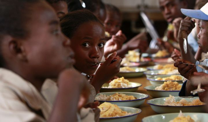 Repas à la cantine : enfants malgaches nourris par les Nations-Unies (PAM) pour encourager leur scolarisations.  (Reuters/Thomas Mukoya)