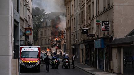 Des pompiers et des policiers près de la place Alphonse-Laveran, dans le 5e arrondissement de Paris où ont eu lieu une explosion et un incendie, le 21 juin 2023. (ABDULMONAM EASSA / AFP)