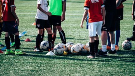 Des jeunes footballeurs dans un club en France. (ADRIEN NOWAK / HANS LUCAS / HANS LUCAS VIA AFP)