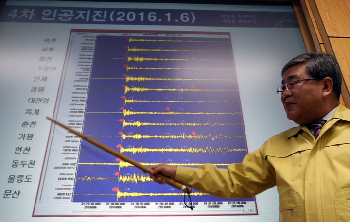 Ko Yun-Hwa, administrateur du service météorologique sud-coréen, présente les relevés d'activité sismique après l'annonce d'un essai nucléaire nord-coréen, le 6 janvier 2016 à Séoul (Corée du Sud). (YONHAP / YONHAP / AFP)