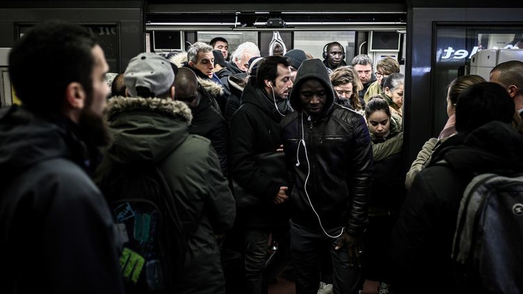 Greve Du Lundi 16 Decembre La Ratp Annonce Un Trafic Encore Fortement Perturbe Avec Huit Lignes De Metro Fermees