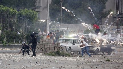 Des partisans de l'ex-pr&eacute;sident &eacute;gyptien Mohamed Morsi affrontent la police, le 27 juillet 2013 au Caire (Egypte). (ASMAA WAGUIH / REUTERS)