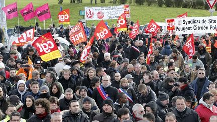 Des salari&eacute;s de PSA manifestent devant l'usine d'Aulnay-sous-Bois (Seine-Saint-Denis), le 5 f&eacute;vrier 2013. (PIERRE VERDY / AFP)