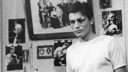 À ses débuts, certains le trouvaient "trop beau" pour faire du cinéma. On minorait son talent, son intelligence, son esprit. (Alain Delon dans "Rocco et ses frères" de Luchino Visconti, 1961. NANA PRODUCTIONS / SIPA)