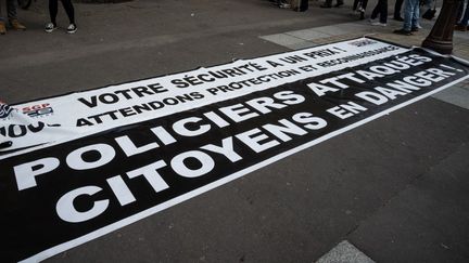 Des dizaines de policiers ont manifesté devant le palais de justice de l'Ile de la Cité à Paris, le&nbsp;20 avril 2021 pour exprimer leur incomprehension apres le verdict rendu au proces en appel de la violente agression de quatre de leurs collegues à Viry-Châtillon, en Essonne, en octobre 2016. (RICCARDO MILANI / HANS LUCAS / AFP)