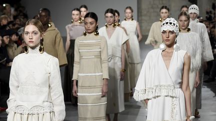 Pour son retour dans le calendrier de la haute couture, Christophe Josse convie à une ode pastorale : ses Belles paysannes chics arborent des dentelles, des taffetas façonnés de nids d'abeille, des lins tissés, des motifs brodés et des satins cuirs lavés, déclinés dans des tonalités blanches, crayeuses et couleurs de terre. Des plumes glycérinées, du verre soufflé lustré d'or et des fibules serties de nacre complètent ce vestiaire contemporain.
 (Bertrand GUAY / AFP)