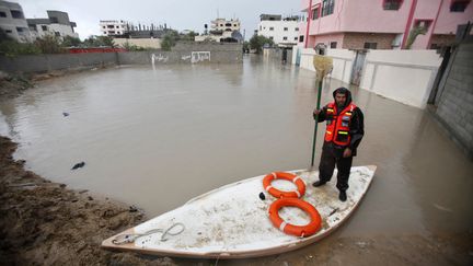 Un membre de la garde civile explore une zone innond&eacute;e, &agrave; Rafah, dans le sud de la bande de Gaza, le 9 janvier 2013.&nbsp; (IBRAHEEM ABU MUSTAFA / REUTERS)