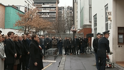 Emmanuel Macron, la maire de Paris Anne Hidalgo et plusieurs membres du gouvernement rendent hommage aux victimes de "Charlie Hebdo", dimanche 7 janvier 2018 à Paris. (FRANCEINFO)