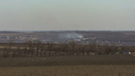 Cette capture tirée d'une vidéo de l'AFP montre la fumée qui s'élève, vue de la périphérie de Soledar, dans l'est de l'Ukraine, le 11 janvier 2023. (ARMAN SOLDIN / AFP)