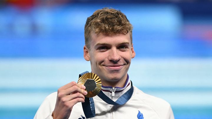 Le nageur français Léon Marchand après sa victoire au 400 m quatre nages individuel hommes, lors des Jeux Olympiques de Paris 2024, à la Paris La Défense Arena de Nanterre (Hauts-de-Seine), le 28 juillet 2024. (OLI SCARFF / AFP)