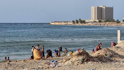 Le front de mer de la capitale Tripoli, le 21 août 2021. Des eaux usées non traitées sont déversées depuis des années directement dans la mer.&nbsp; (MAHMUD TURKIA / AFP)