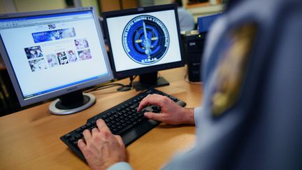 Un gendarme de la Division de lutte contre la cybercriminalité. (THOMAS COEX / AFP)