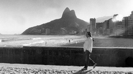 Tom Jobim le 4 juin 1991 à Rio de Janeiro, quelque part entre les fameuses plages d'Ipanema et de Leblon...
 (Eduardo Firmo / Agência Estado / AFP)