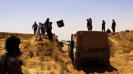 Photo diffus&eacute;e par les jihadistes de l'EIIL d'un barrage sur une route entre l'Irak et la Syrie, le 9 juin 2014.&nbsp; ( ALBARAKA NEWS / AFP)