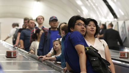 Des usagers du métro londonien, le 5 août 2015.&nbsp; (PAUL HACKETT / REUTERS)