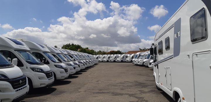 Des véhicules neufs en stock sur le parking de l'usine du groupe Pilote à La Limouzinière, près de Nantes, en mai 2021. (RAPHAEL EBENSTEIN / RADIO FRANCE)