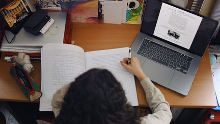 Une élève suit un cours en ligne, le 3 avril 2021, à Bargny (Oise).&nbsp; (RACHEL COTTE / HANS LUCAS / AFP)