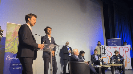 Des étudiants d'HEC interrompent une table ronde à la "journée du climat" de leur école, le 23 mai 2023 à Jouy-en-Josas (Yvelines). (COMITE ANTI-GREENWASHING D'HEC / YOUTUBE)