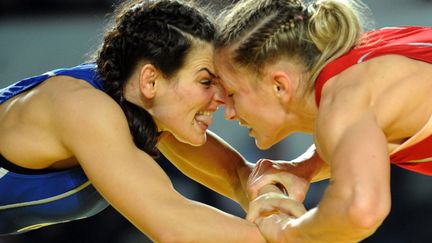 La Polonaise Roksana Zasina (D) lors d'un combat face &agrave; la Roumaine Estera Dobre aux championnats d'Europe de lutte, &agrave; Tbilisi (G&eacute;orgie), le 20 mars 2013. (VANO SHLAMOV / AFP)