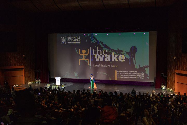 L'hôtesse s'adresse aux invités lors de la cérémonie d'ouverture de la Biennale de Dakar (Sénégal), exposition d'art contemporain africain, le 7 novembre 2024. (JOHN WESSELS / AFP)