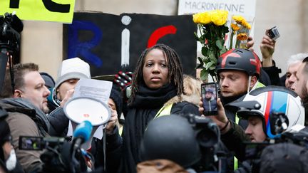 Priscillia Ludosky (au centre), lors de "l'acte 5" des "gilets jaunes", le samedi 15 décembre 2018 à Paris. (LAURE BOYER / HANS LUCAS / AFP)