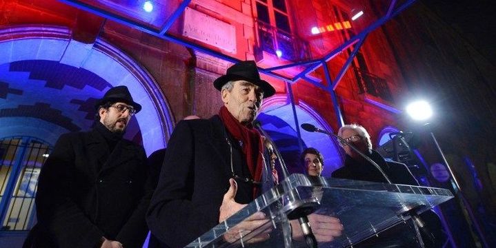 Le 30 novembre 2012, Robert Badinter rend hommage à Victor Hugo devant la maison de l'écrivain, place des Vosges à Paris. Le bâtiment est illuminé dans le cadre d'une campagne internationale pour l'abolition de la peine de mort. 
 (MIGUEL MEDINA / AFP)