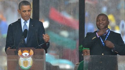 Thamsanqa Jantjie au c&ocirc;t&eacute; de Barack Obama lors de la c&eacute;r&eacute;monie d'hommage &agrave; Nelson Mandela, le 10 d&eacute;cembre 2013 &agrave; Johannesburg. (ALEXANDER JOE / AFP)