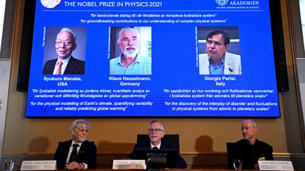 Le comité Nobel dévoile les trois lauréats du prix de physique à Stockholm (Suède), le 5 octobre 2021. (JONATHAN NACKSTRAND / AFP)