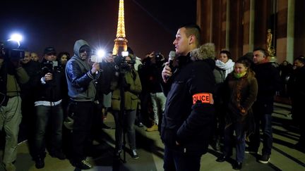 Un policier prend la parole au cours d'un&nbsp;rassemblement non-autorisé organisé au Trocadéro, le 11 novembre 2016 à Paris. (FRANCOIS GUILLOT / AFP)