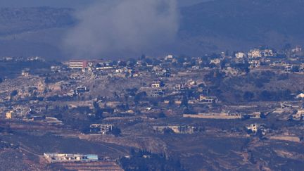 Un panache de fumée s'élève depuis le village de Khiam, dans le sud du Liban, le 2 décembre 2024. (JALAA MAREY / AFP)