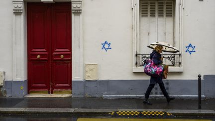 Des étoiles de David taguées sur des immeubles du 14e arrondissement de Paris, le 31 octobre 2023. (J-F ROLLINGER / AFP)