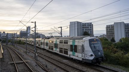 Un RER à Nanterre (Hauts-de-Seine), le 13 octobre 2024. (ANTOINE BOUREAU / HANS LUCAS / AFP)