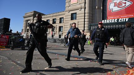 Des policiers à Kansas City, aux Etats-Unis, le 14 février 2024. (ANDREW CABALLERO-REYNOLDS / AFP)