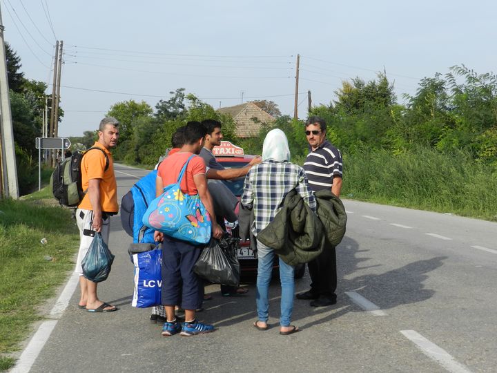 Mana et ses amis syriens tentent de prendre un taxi pour la Croatie &agrave; Horgos, le 16 septembre 2015. (ELISE LAMBERT / FRANCETV INFO)