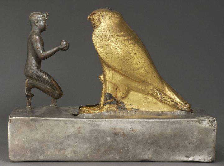 Le roi Taharqa et le faucon Hemen, musée du Louvre, département des Antiquités égyptiennes&nbsp; (© musée du Louvre, Christian Décamps)