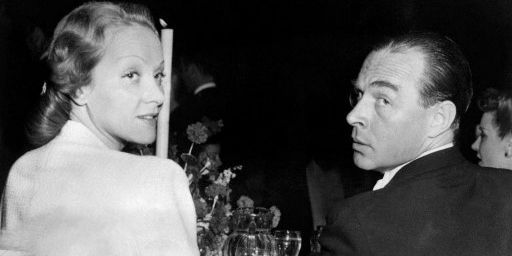 En 1939, Erich Maria Remarque part pour les Etats-Unis. Il séjourne notamment à Hollywood où il fréquente le gratin du cinéma. Notamment certaines des actrices les plus célèbres de l'époque, à commencer par Marlene Dietrich (sur la photo lors d'un dîner le 26 avril 1939) et Greta Garbo... (AFP)