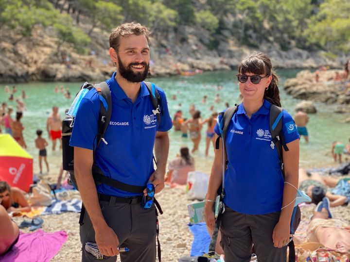 Thibault et Manon sont écogardes&nbsp;dans le parc national des Calanques. (BORIS LOUMAGNE / FRANCEINFO / RADIO FRANCE)