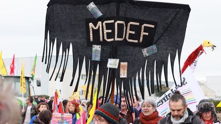 Manifestation contre la réforme des retraites&nbsp;avec une banderole en forme de vautour à l'effigie du Medef à La-Roche-sur-Yon (Vendée), le 31 janvier 2023. (MATHIEU THOMASSET / HANS LUCAS via AFP)