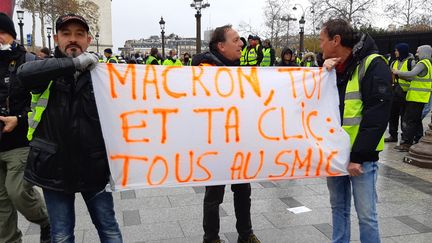 Des "gilets jaunes" manifestent près de la place de l'Etoile, à Paris, le 8 décembre 2018. (MARC GARVENES / DPA / MAXPPP)