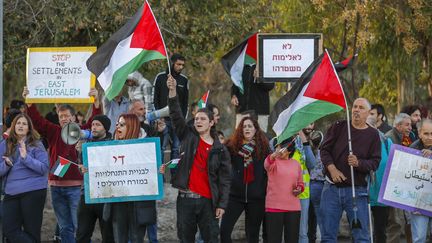 Des manifestants s'opposent à l'expulsion de familles palestiniennes en faveur de colons israéliens du quartier de Cheikh Jarrah, à Jérusalem, le 10 décembre 2021. (AHMAD GHARABLI / AFP)