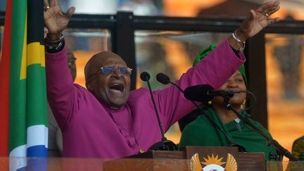 Le prix Nobel de la Paix Desmond Tutu pendant son discours de cl&ocirc;ture lors de la c&eacute;r&eacute;monie d'hommage &agrave; Nelson Mandela, &agrave; Johannesburg&nbsp;(Afrique du Sud), le 10 d&eacute;cembre 2013.&nbsp; (ALEXANDER JOE / AFP)