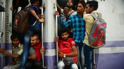 Le 18 juin 2018, à Allahabad, des candidats au poste d'agent de police de l'Uttar Pradesh voyagent dans un train surpeuplé après leur examen. (SANJAY KANOJIA / AFP)