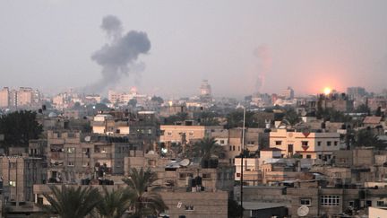 De la fum&eacute;e s'&eacute;l&egrave;ve de Khan Yunis, dans le sud de la bande Gaza, apr&egrave;s des raids a&eacute;riens isra&eacute;liens. Plus de 20 raids a&eacute;riens isra&eacute;liens ont &eacute;t&eacute; lanc&eacute;s mercredi 14 novembre sur le territoire palestinien dans le cadre du d&eacute;but de l'op&eacute;ration "Pilier de d&eacute;fense". (SAID KHATIB / AFP)