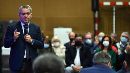 Xavier Bertrand en meeting à Oyonnax (Ain) le 14 octobre 2021. (PHILIPPE DESMAZES / AFP)