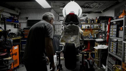 Un garagiste examine un deux-roues à Paris, le 18 mai 2022. (MAGALI COHEN / HANS LUCAS / AFP)