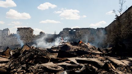 Un bâtiment en ruine, le 22 juillet 2022 dans la région de Kherson (Ukraine). (MACIEK MUSIALEK / NURPHOTO / AFP)