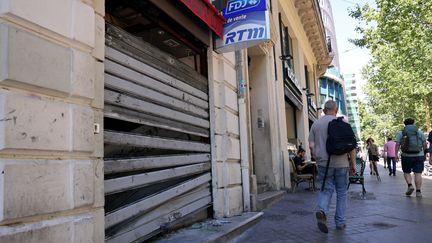 Un commerce vandalisé dans le centre-ville de Marseille, le 2 juillet 2023, lors des émeutes après la mort de Nahel. (VALLAURI NICOLAS / MAXPPP)